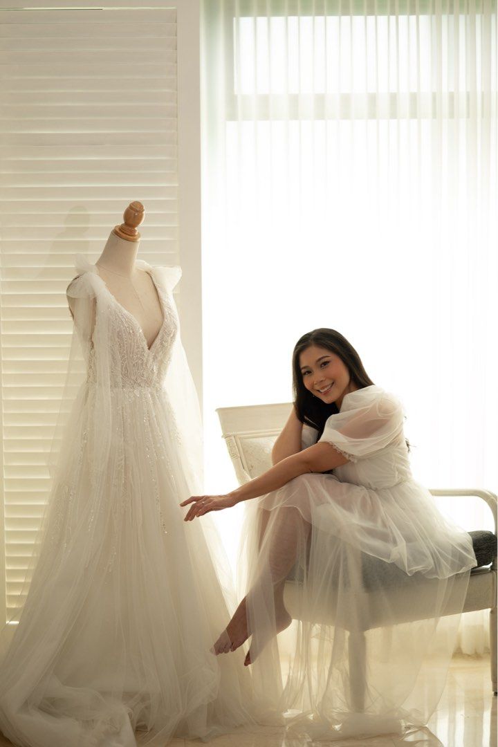 Elegant White Wedding Gown (Category: Evening dresses & gowns) located in Makati City. Submitted by tinalopez (Listing ID 1410211546, Image 3). Description: Beautiful white wedding gown with a flowing skirt and intricate bodice detailing. Features a V-neckline and delicate embellishments..
