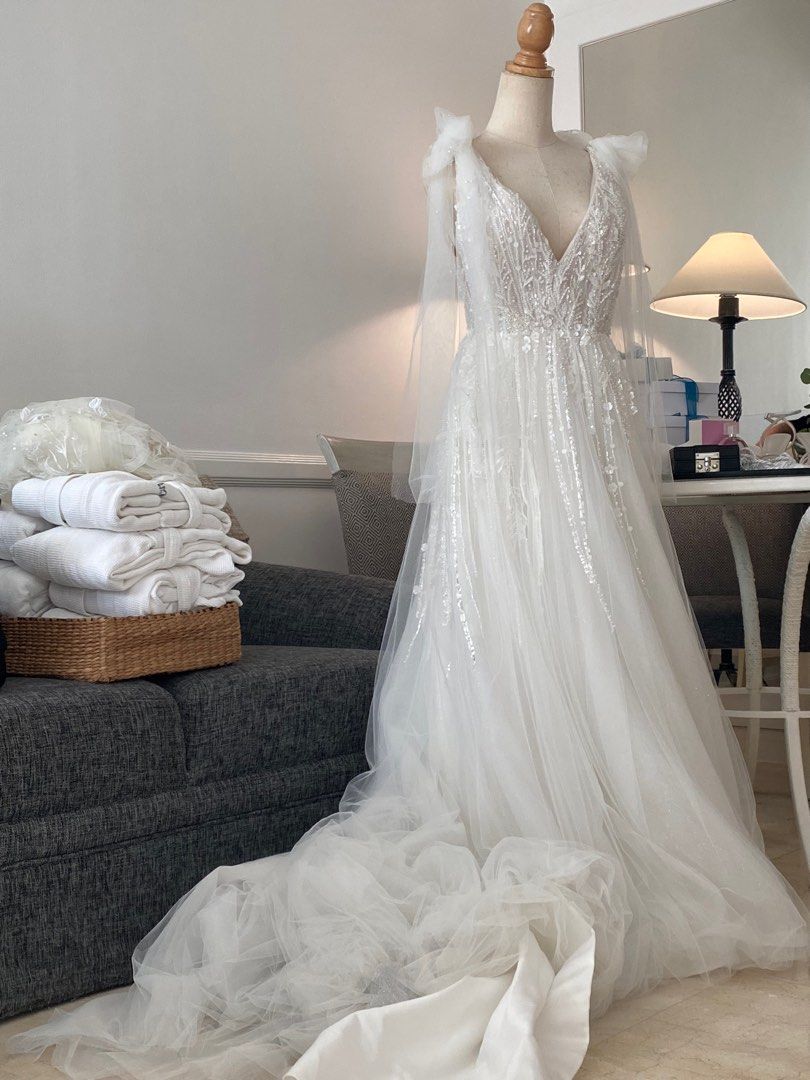 Elegant White Wedding Gown (Category: Evening dresses & gowns) located in Makati City. Submitted by tinalopez (Listing ID 1410211546, Image 1). Description: Beautiful white wedding gown with a flowing skirt and intricate bodice detailing. Features a V-neckline and delicate embellishments..