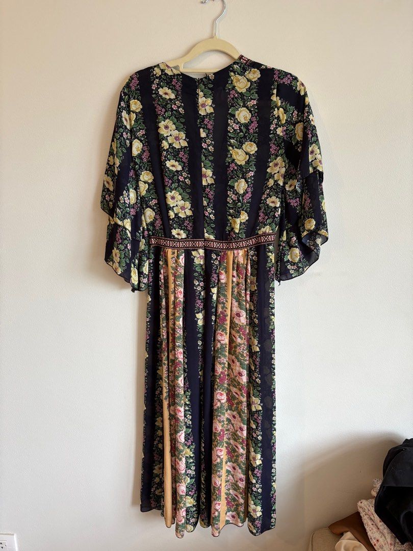 Floral Print Maxi Dress (Category: Dresses) located in Pasig City. Submitted by jamcy31 (Listing ID 1410252205, Image 2). Description: - Floral print maxi dress - V-neck design - Flowing sleeves - Fitted waist - Long, flowing skirt - Mixed floral and stripe patterns - Lightweight fabric.