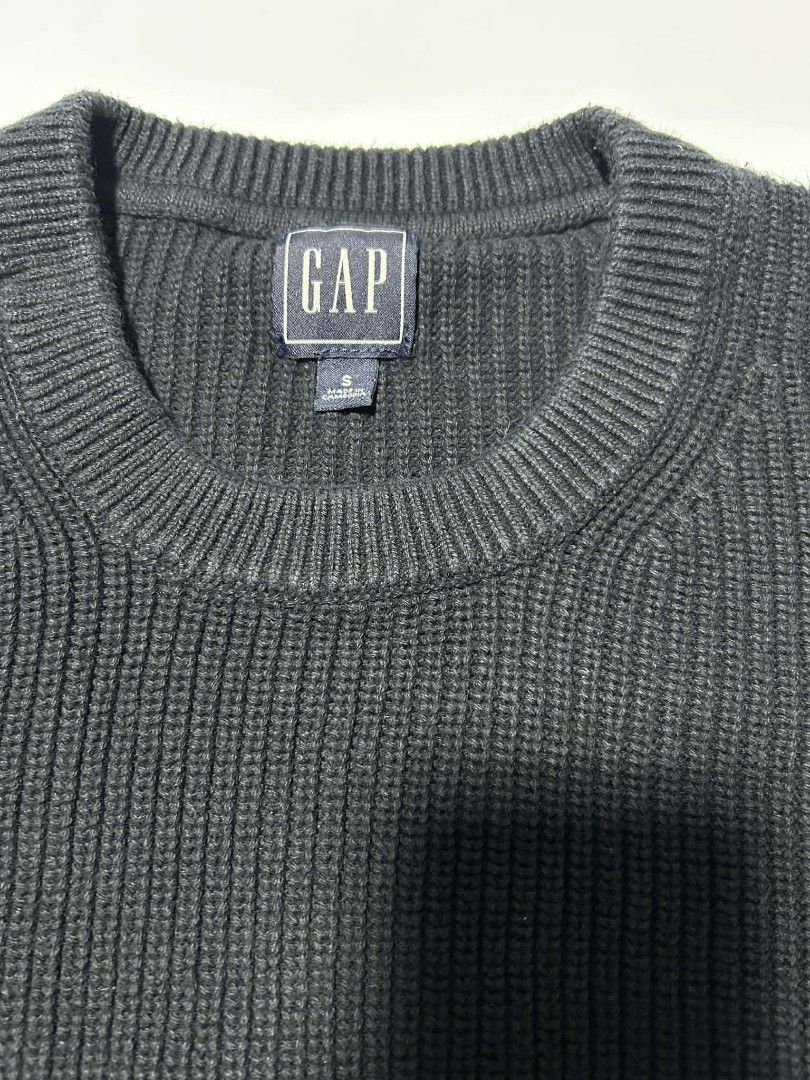 Gap Knitted Sweater (Category: Coats, Jackets and Outerwear) located in Pasig City. Submitted by apparelism.mnl (Listing ID 1410243902, Image 2). Description: Gap Knitted Sweater Size: S Price: 1,300.