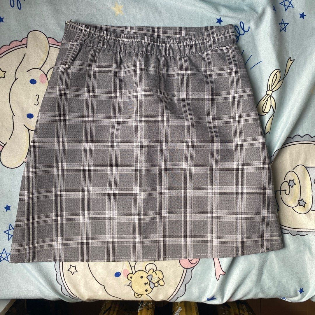 Gray Plaid Checkered Skirt A-line (Category: Skirts) located in Taguig. Submitted by anndefined (Listing ID 1410192305, Image 2). Description: - Gray plaid skirt - has fold in the middle due to the way it was stored, just needs ironing.