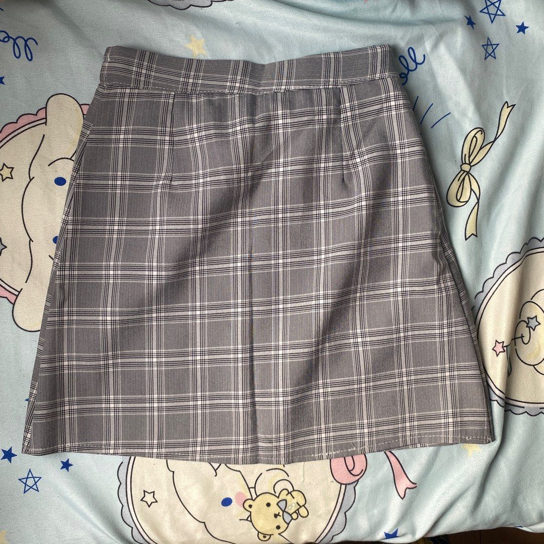 Gray Plaid Checkered Skirt A-line (Category: Skirts) located in Taguig. Submitted by anndefined (Listing ID 1410192305, Image 1). Description: - Gray plaid skirt - has fold in the middle due to the way it was stored, just needs ironing.