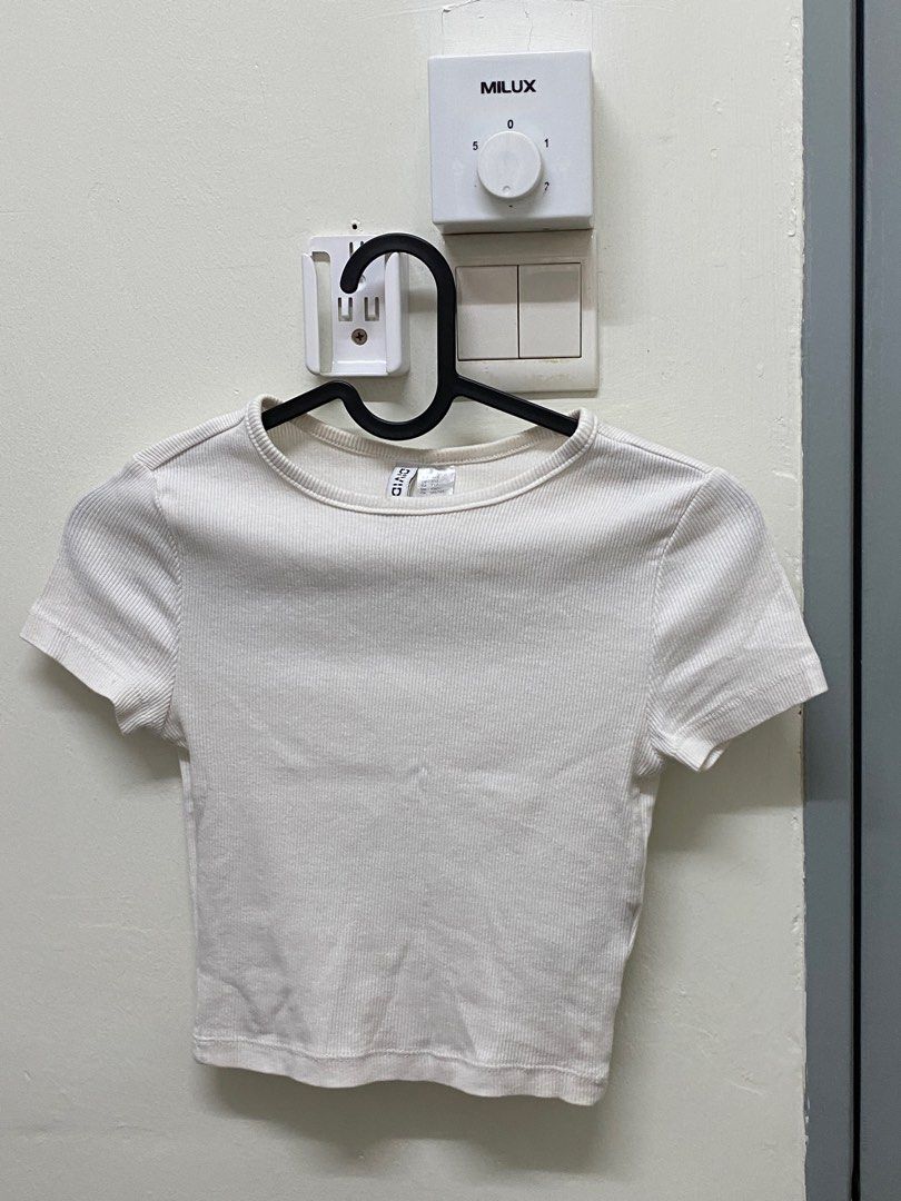 H&M basic tops (Category: Blouses) located in Klang. Submitted by preloved.tingz (Listing ID 1410256971, Image 2). Description: .