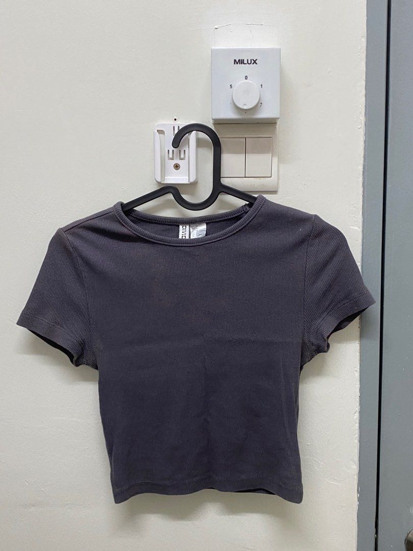 H&M basic tops (Category: Blouses) located in Klang. Submitted by preloved.tingz (Listing ID 1410256971, Image 3). Description: .