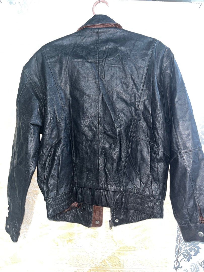 Leather Jacket (Category: Coats, Jackets and Outerwear) located in Santo Tomas. Submitted by bsmen (Listing ID 1410365780, Image 2). Description: Vintage Ash Creek Trading Black Leather Jacket - Mens (SMALL) Full Zip Biker Bomber 90s Minor flaw lang sa may kwelyo but all goods, cleaning lang need. DIMES: 27L 22W.