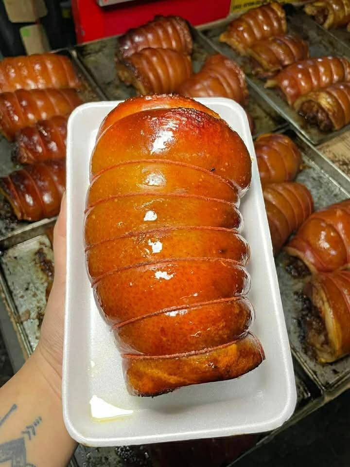 Lechon Roll Cooked (Category: Local Eats) located in Imus. Submitted by foodhaveit24 (Listing ID 1410281028, Image 1). Description: 𝗖𝗛𝗥𝗜𝗦𝗧𝗠𝗔𝗦 & 𝗡𝗘𝗪 𝗬𝗘𝗔𝗥 🎄🎅 MAG PALISTA NA HABANG MAAGA 🥳 HINDI KANA MAHIHIRAPAN MAG LUTO! KAKAININ MO NALANG 😋🤤 4,000pcs 𝗟𝗘𝗖𝗛𝗢𝗡 𝗥𝗢𝗟𝗟 Available slots for xmas & New year 🙌 4years nang Umaarangkada! Kaya 𝙋𝙍𝙊𝙑𝙀𝙉 & 𝙏𝙀𝙎𝙏𝙀𝘿 𝙉𝘼 💯 ✅ 𝗠𝗔𝗦 𝗣𝗜𝗡𝗔𝗦𝗔𝗥𝗔𝗣 ✅ 𝗠𝗔𝗦 𝗣𝗜𝗡𝗔-𝗕𝗢�