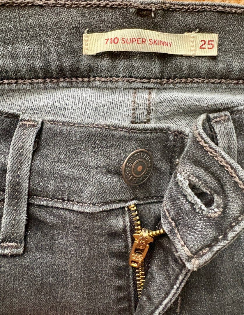Levi's 710 Super Skinny Jeans (Category: Jeans) located in Cavite. Submitted by SOLEBEN (Listing ID 1410265373, Image 3). Description: Levis 710 Super Skinny Jeans Black Wash W26-28 600.00.