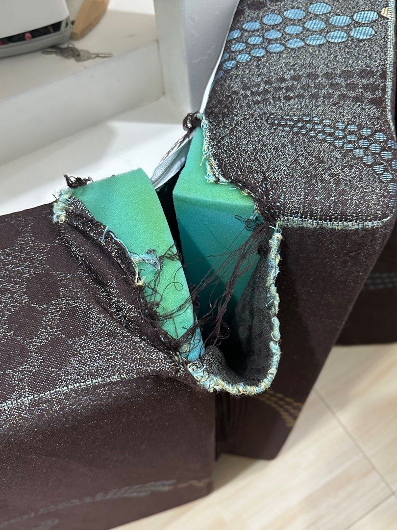 Mandaue Sofa Bed (Category: Bedding & Towels) located in Bacoor. Submitted by crystals19 (Listing ID 1410241133, Image 3). Description: Single 6x36x75 Makapal pa ang kutson. May sira ang magkabilang side ng cover as shown in picture dahil nag try minsan palitan ng cover. Sa sobrang kapal ng kutson nahirapan kami tanggalin at ibalik kaya nasira. Saglit lang nagamit. Kaya makapal pa kutson. Shipping: buyer .