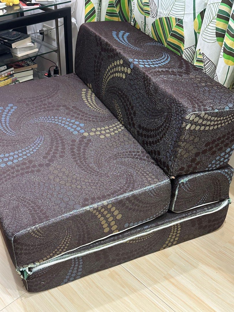 Mandaue Sofa Bed (Category: Bedding & Towels) located in Bacoor. Submitted by crystals19 (Listing ID 1410241133, Image 1). Description: Single 6x36x75 Makapal pa ang kutson. May sira ang magkabilang side ng cover as shown in picture dahil nag try minsan palitan ng cover. Sa sobrang kapal ng kutson nahirapan kami tanggalin at ibalik kaya nasira. Saglit lang nagamit. Kaya makapal pa kutson. Shipping: buyer .