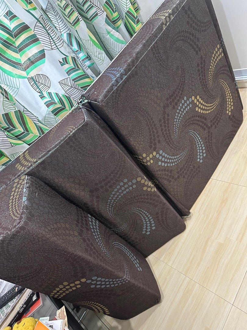 Mandaue Sofa Bed (Category: Bedding & Towels) located in Bacoor. Submitted by crystals19 (Listing ID 1410241133, Image 2). Description: Single 6x36x75 Makapal pa ang kutson. May sira ang magkabilang side ng cover as shown in picture dahil nag try minsan palitan ng cover. Sa sobrang kapal ng kutson nahirapan kami tanggalin at ibalik kaya nasira. Saglit lang nagamit. Kaya makapal pa kutson. Shipping: buyer .