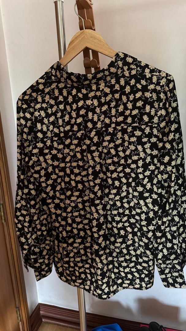 Mango S Floral Print Long Sleeve Button-Down (Category: Blouses) located in Muntinlupa City. Submitted by earlybirdyclub (Listing ID 1410255149, Image 1). Description: Button-down blouse features a black base with a delicate floral print. Mango size S .