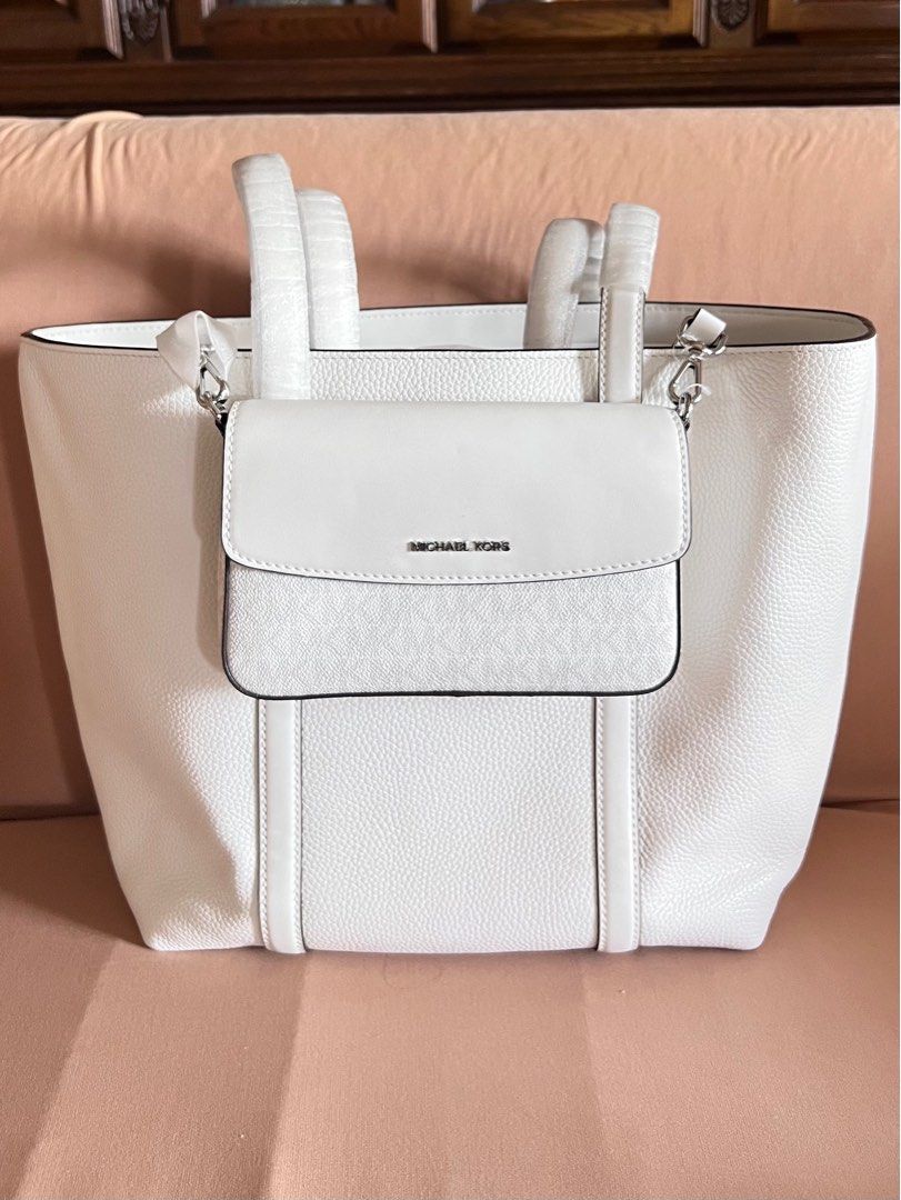 Michael Kors White Tote Bag 2 in 1 (Category: Luxury Bags & Wallets) located in Meycauayan. Submitted by __mademoiselle (Listing ID 1410318495, Image 1). Description: .