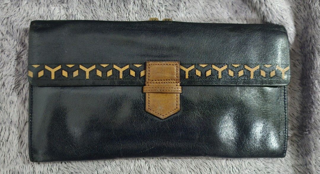 Original Vintage YSL long wallet (Category: Luxury Bags & Wallets) located in Alburquerque. Submitted by parchiracollection (Listing ID 1410282851, Image 1). Description: *Bought 2nd hand *Guaranteed original *plus SF *Please check detailed pictures before purchasing * This is a second-hand item, kaya wag po mag expect na BAGO *no to low ballers. The discounted price I'll give is the final price. *NO COD, NO COP, NO $h0p€€ CHECK OUT *MOP: GCASH *