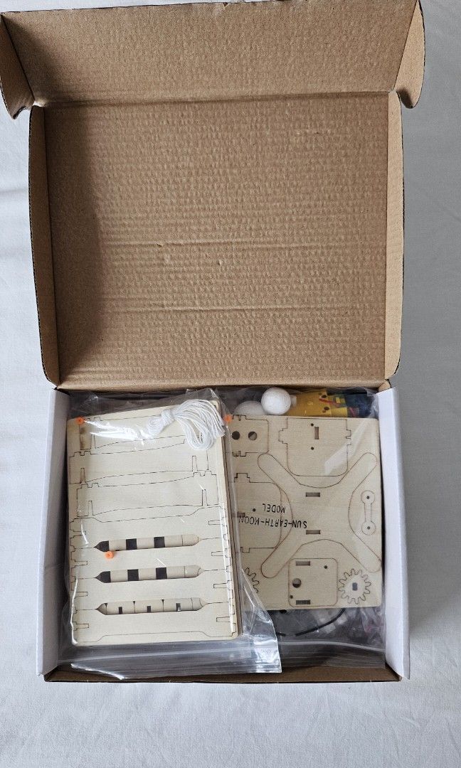 STEM kits (Category: Educational & Learning Toys) located in Singapore. Submitted by jhansfor (Listing ID 1410188796, Image 2). Description: STEM sets to build various circuit boards, never used but box has been opened..