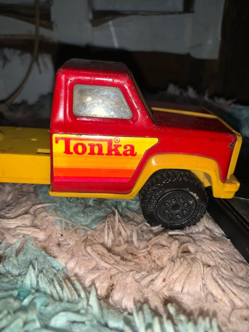 TONKA TRUCK (Category: Vehicle & Diecast Models) located in Rizal. Submitted by trixie004292 (Listing ID 1410296343, Image 3). Description: nawala lang nasa likod niya pero goods padin naman bakal yan.