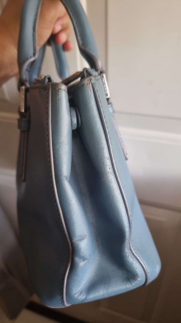 Tory Burch Satchel Handbag orig with Strap (Category: Luxury Bags & Wallets) located in Tarlac. Submitted by ichiban03 (Listing ID 1410308812, Image 3). Description: Negotiable Pre Love Blue Tory Burch satchel handbag. Features a top handle and free detachable strap with a colorful pattern dont have the original strap . Includes a matching leather tag. The bag has a double zipper closure..