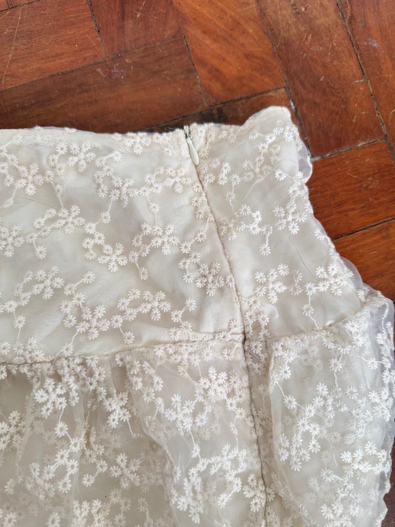 Vintage Cream Lace Skort (Category: Skirts) located in Manila. Submitted by riversen (Listing ID 1410265292, Image 3). Description: - Delicate lace overlay - Floral pattern - Layered design - Ruffled hem - Light cream color - Comfortable fit - Versatile for various occasions.