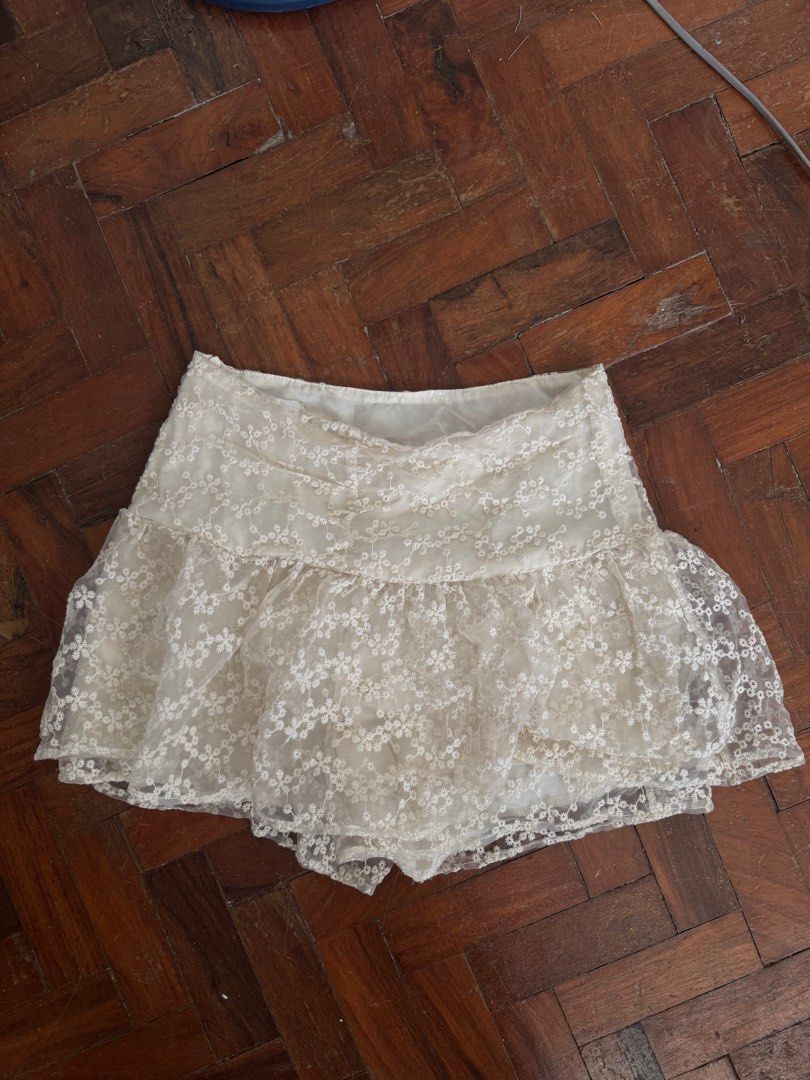 Vintage Cream Lace Skort (Category: Skirts) located in Manila. Submitted by riversen (Listing ID 1410265292, Image 1). Description: - Delicate lace overlay - Floral pattern - Layered design - Ruffled hem - Light cream color - Comfortable fit - Versatile for various occasions.