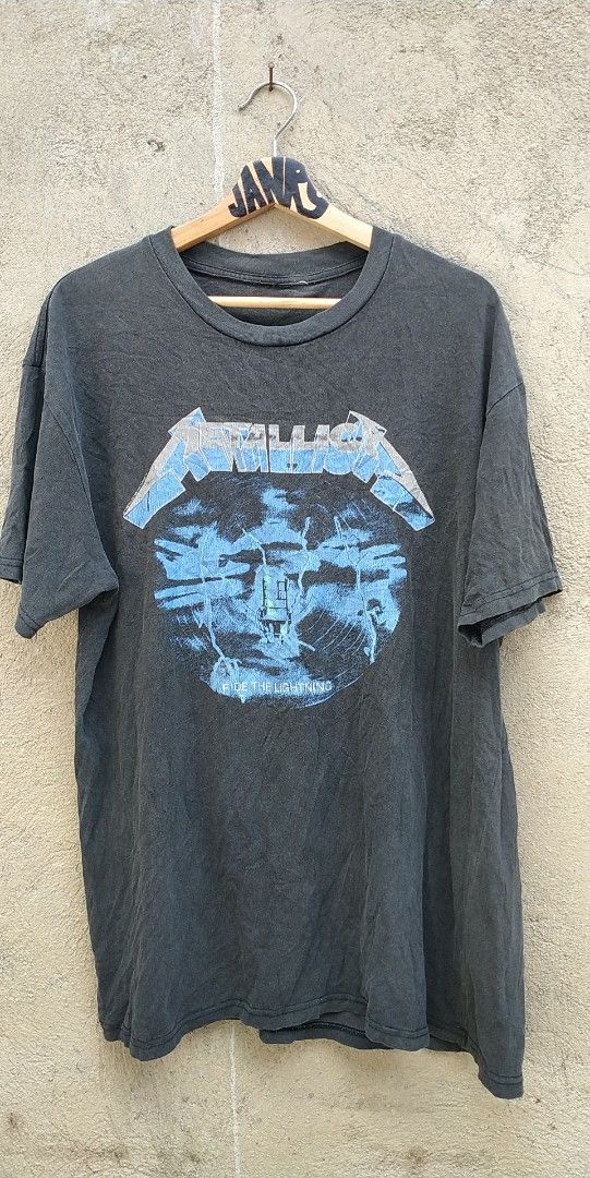 VTG METALLICA SHIRT (Category: Tshirts & Polo Shirts ) located in Pili. Submitted by janrypalmerodelima (Listing ID 1410226558, Image 1). Description: VTG METALLICA SHIRT DIMES: 30.5X22 CONDITION: VERY GOOD COLOR RATE: 9.5/10 ISSUE: CUT TAG, NEED WASH.