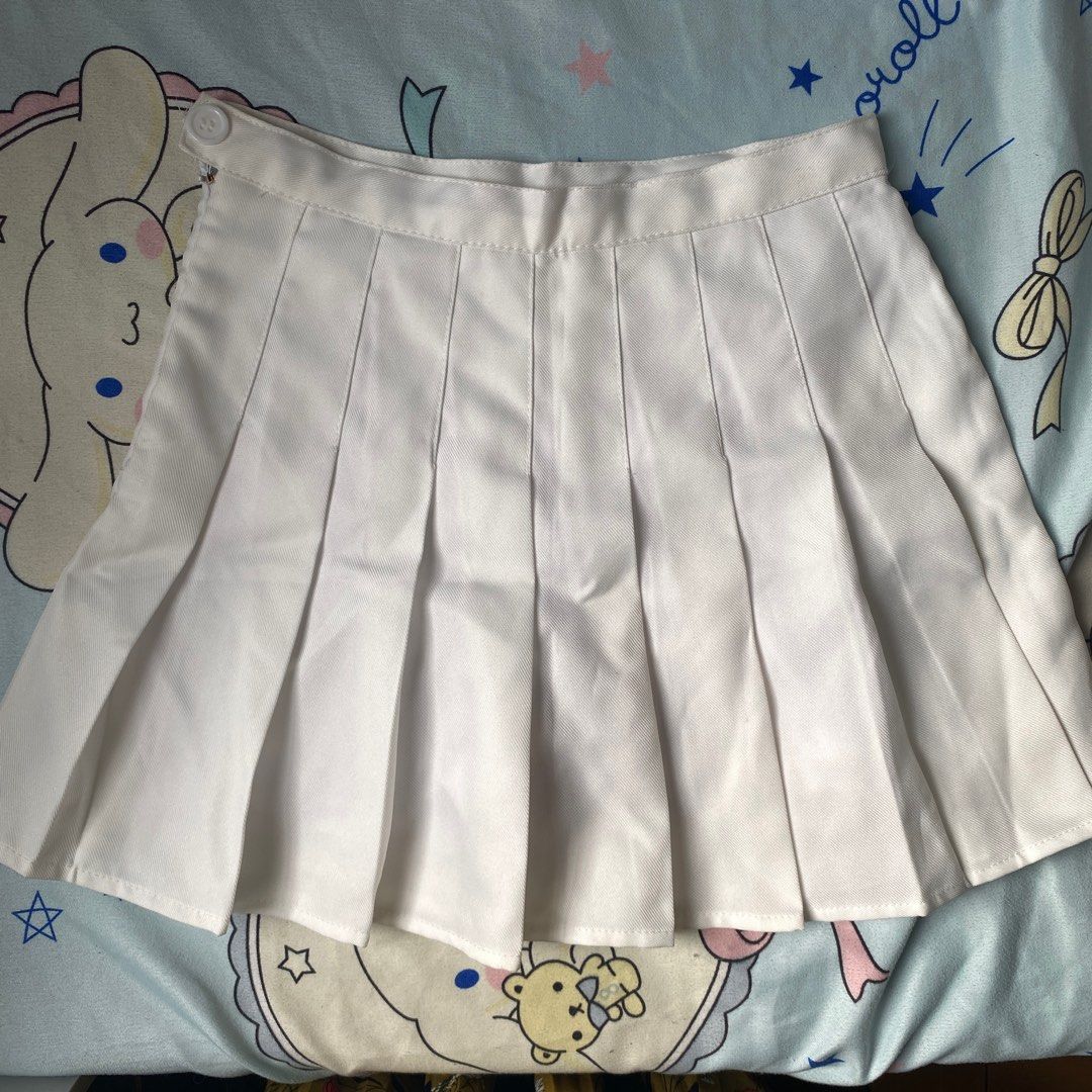 White Pleated Tennis Skirt (Category: Skirts) located in Taguig. Submitted by anndefined (Listing ID 1410192183, Image 3). Description: - 24 inch waist - has himulmol like flaw at the band - free if getting other items.