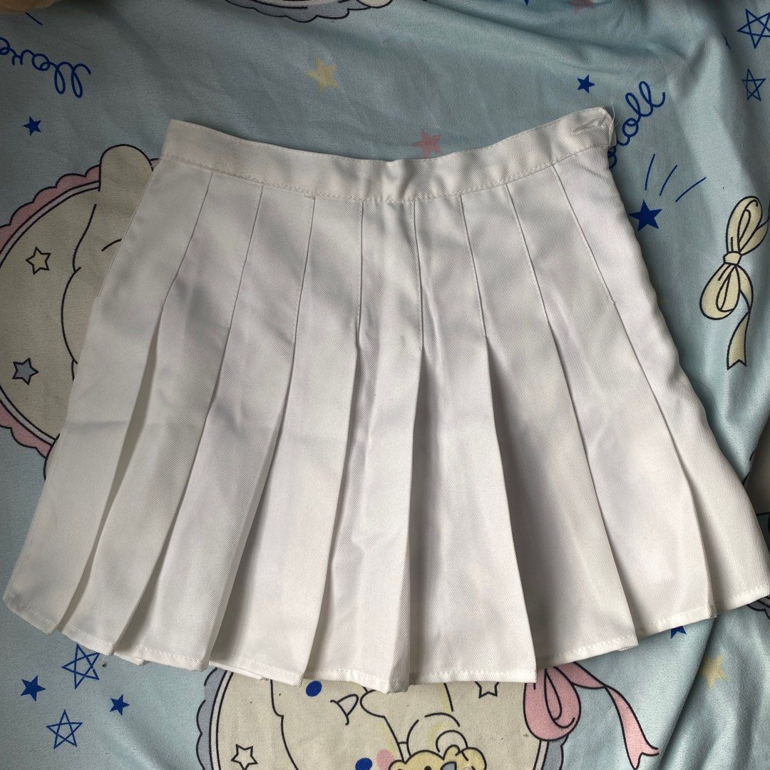 White Pleated Tennis Skirt (Category: Skirts) located in Taguig. Submitted by anndefined (Listing ID 1410192183, Image 1). Description: - 24 inch waist - has himulmol like flaw at the band - free if getting other items.