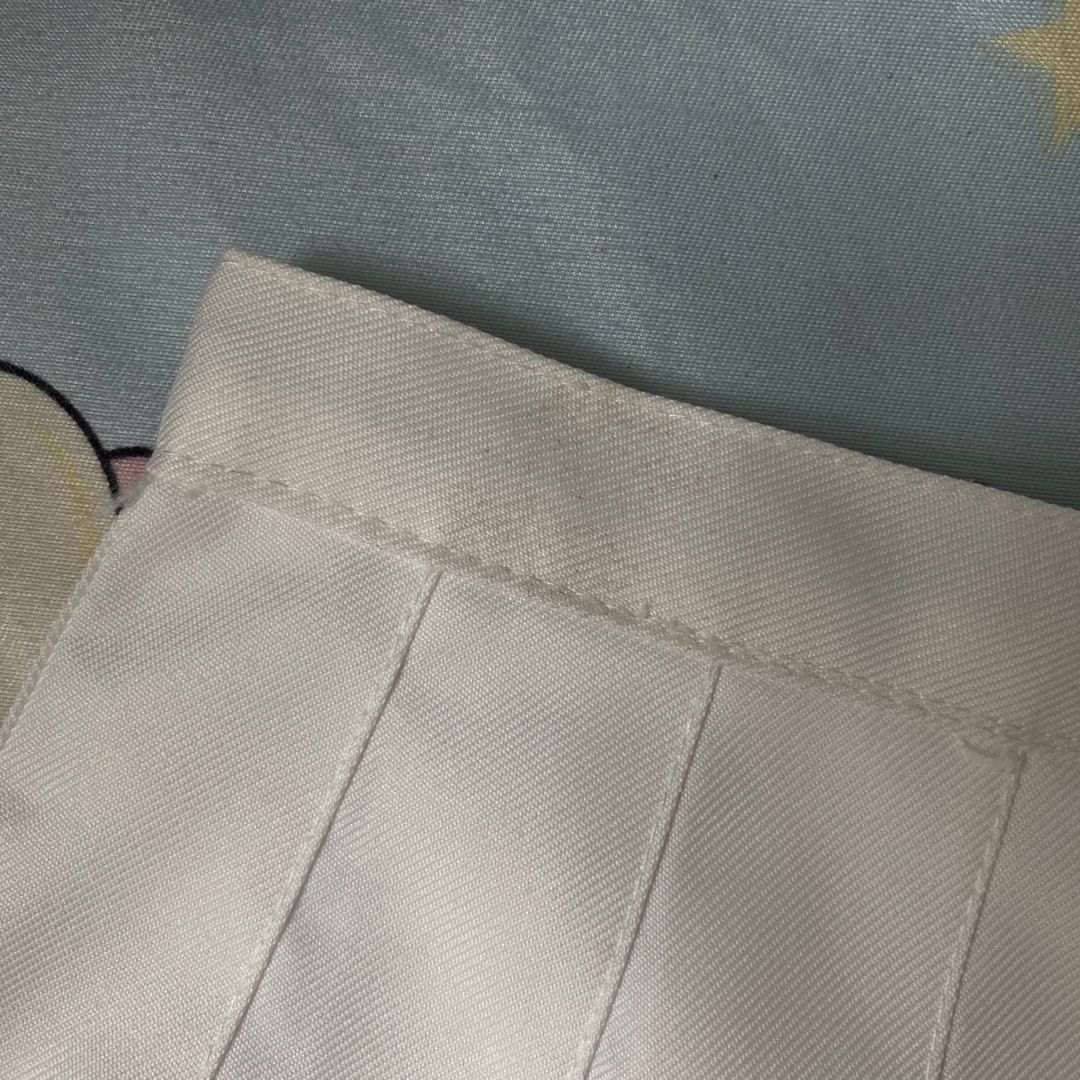 White Pleated Tennis Skirt (Category: Skirts) located in Taguig. Submitted by anndefined (Listing ID 1410192183, Image 2). Description: - 24 inch waist - has himulmol like flaw at the band - free if getting other items.