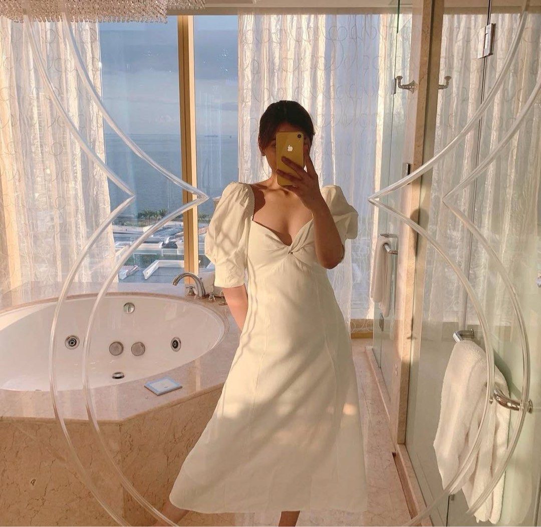 White Puff Sleeve Midi Dress L (Category: Dresses) located in Quezon City. Submitted by a_t_g (Listing ID 1410217448, Image 3). Description: Original price: ₱1600 RFS: Got another dress that looks similar to this. Why get it: Cute, clean, and crisp! This white midi dress comes with puff sleeves, a sweetheart neckline, and a knot detail at the bust. An easy-to-wear choice for lunch outs, dinner dates, weekend trips, and other occasions. .