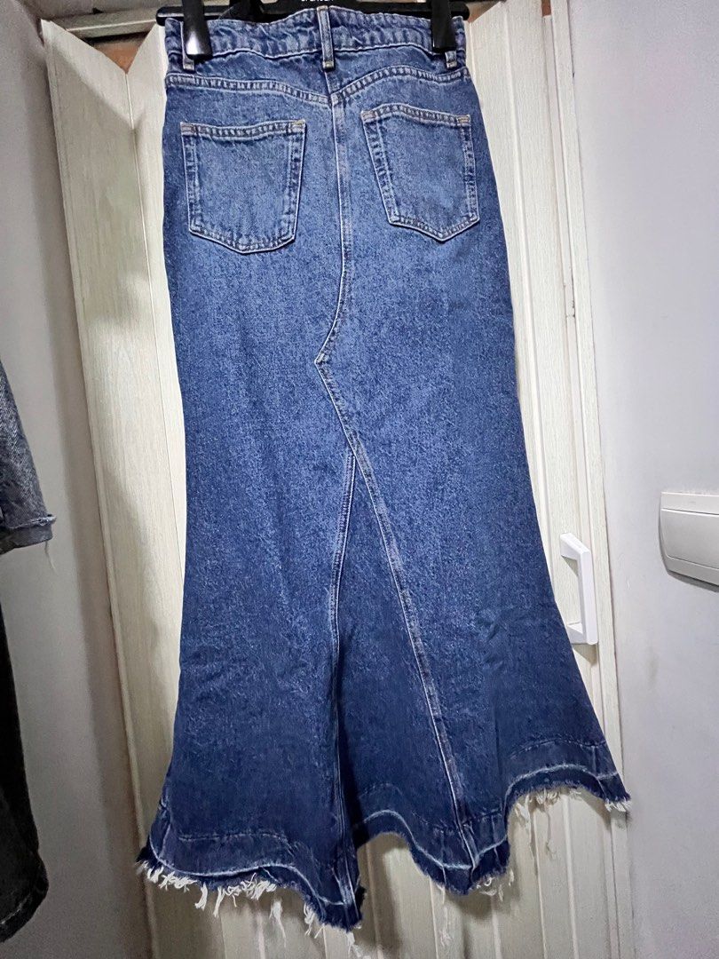 Zara Denim Maxi Skirt XS (fits 26-27) （分類：裙）位於 Hong Kong。 由 yado_23 提交（商品編號 1410197153，圖片 2）。簡介： Zara denim maxi skirt. Features a high waist, front split, and a flared hem. The skirt has a classic five-pocket design and a zip fly with a button closure. The label indicates size XS. The skirt has a raw hem detail. The skirt is a medium wash denim.。