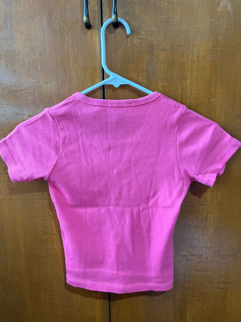 Zara Ribbed Crop Top (Category: Sleeveless) located in Rizal. Submitted by bubbles_1313 (Listing ID 1410257180, Image 2). Description: rfs: DECLUTTERING!! - crop top - Vibrant pink color - Ribbed texture - V-neck design - Short sleeves - Size M on tag - bought from orange app.