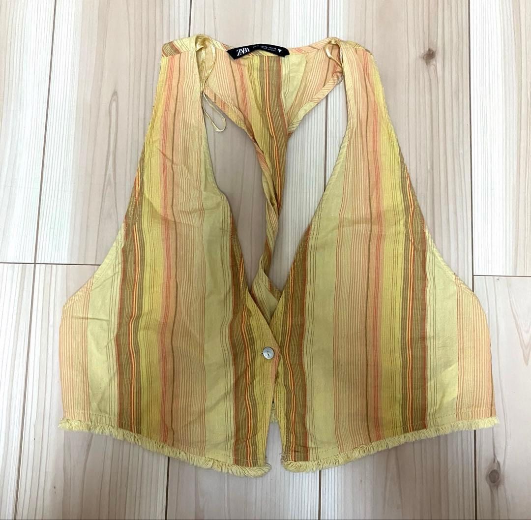 ZARA Women Button Front Twisted Back Crop Vest (Category: Sleeveless) located in Quezon City. Submitted by starkstallone (Listing ID 1410220336, Image 1). Description: - ZARA Women's Crop Vest - Size: XS (EU 34, UK 6, US 2) - Unique twisted back design - Button front detail - Striped pattern - Layered condition: 3 - Perfect for a stylish, casual look.
