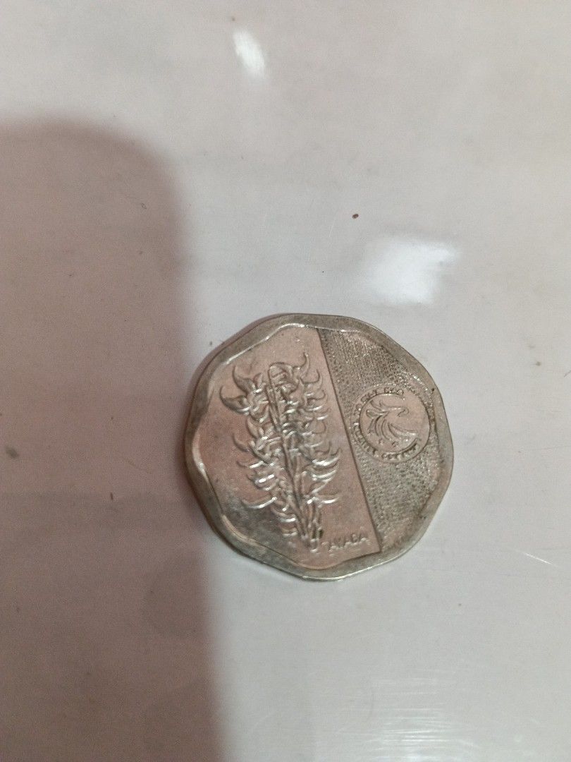 5 Peso Nonagonal BSP seal type 1 coin (Category: Currency) located in Roxas City. Submitted by sorabella (Listing ID 1410546931, Image 2). Description: QYOP.