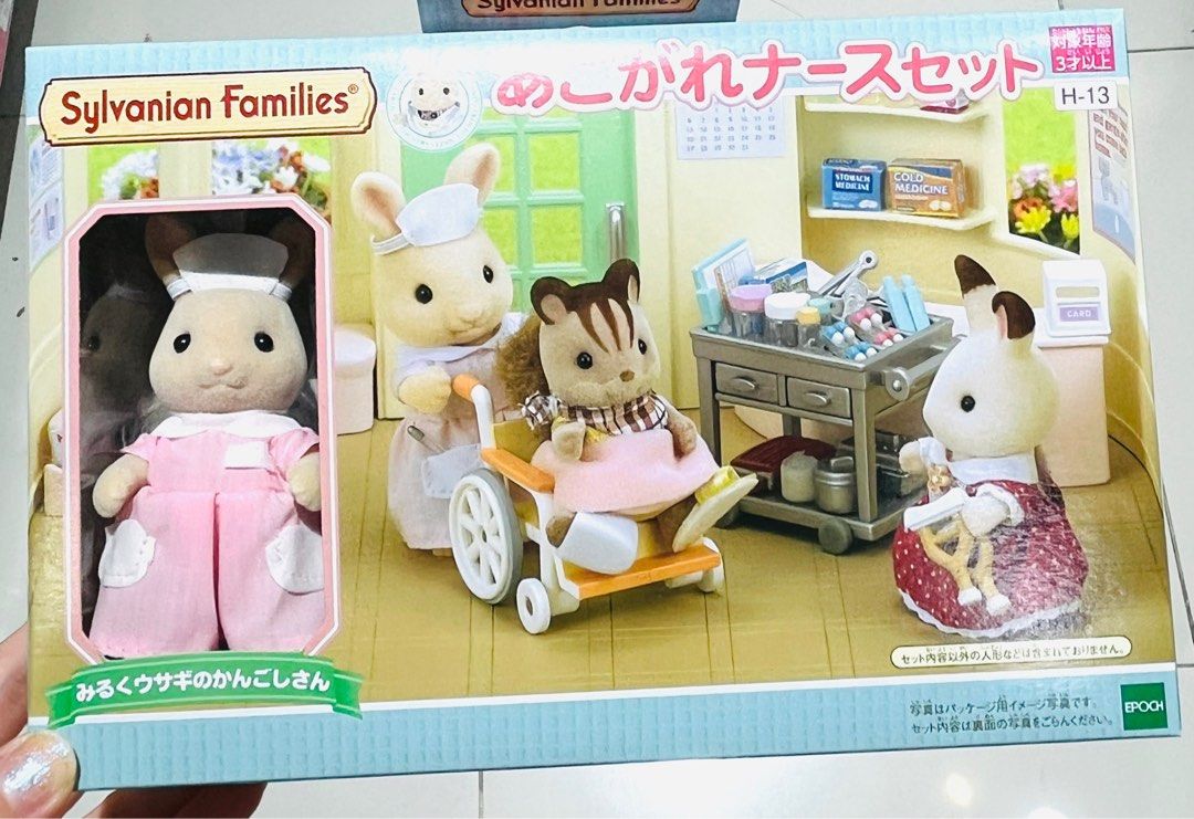 現貨🐰 日本🇯🇵正版 森林家族公仔 兔仔公仔 護士診所擺設套裝(連牙醫兔仔公仔) 娃娃屋公仔屋飾配件 模型玩具微景玩具 娃娃擺設飾物 聖誕禮物 百日宴 生日禮物 情人節禮物 畢業禮物 結婚禮物 SYLVANIAN FAMILIES MINI ANIMALS DOLL DENTAL CLINIC BOX SET CHRISTMAS BIRTHDAY WEDDING VALENTINES GIF （分類：嬰兒玩具）位於 Hong Kong。 由 swroom 提交（商品編號 1410509564，圖片 1）。簡介： 💖$288 件 ( 全新未開封) 🎁節日銷情迅速請早訂購，售完即止‼️ 🛍更多卡通精品玩具FOLLOW US ： carousell.com/swroom 📥INBOX 購買請提供以下資料 ： ▫️ 款式及件數 ▫️付款方式 : PAYME / FPS / ALIPAYHK ▫️郵寄方式： 📦 SF順豐到付 ( 一般情況 2-3 工作天寄出 ) ❌ 不設面交 **