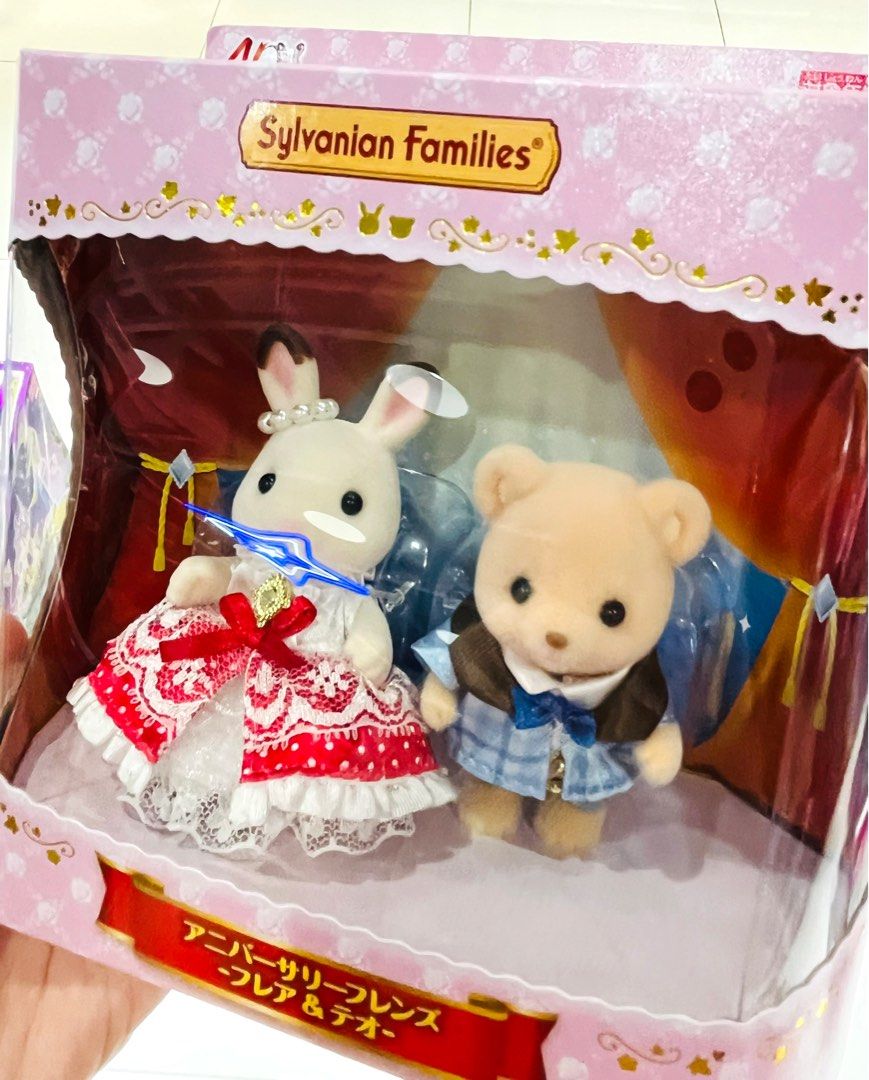 現貨🐰🐻💝日本🇯🇵正版 森林家族公仔 熊仔兔仔擺設套裝 結婚公仔 情侶公仔 娃娃屋公仔屋飾配件 公仔衫 連身裙 模型玩具微景玩具 娃娃擺設飾物 聖誕禮物 百日宴 生日禮物 情人節禮物 結婚禮物 SYLVANIAN FAMILIES MINI ANIMALS RABBIT BEAR COUPLE DOLL BOX SET CHRISTMAS BIRTHDAY WEDDING ANNIVERSARY VALENTINES GIFT （分類：手辦雕像）位於 Hong Kong。 由 swroom 提交（商品編號 1410519663，圖片 2）。簡介： 🚚 🎁 只限郵寄運送 🎁 ▫️▫️商品詳情▫️▫️ 🛍 $250 盒 ，全新未拆封 ❣️ 節日銷情迅速請早訂購售完即止❣️ 🛍更多最新禮品玩具 follow us ： carousell.com/swroom ▫️▫️購買付款詳情 ▫️▫️ 📥 請 INBOX PM下單購買須提供以下資料 ： 1. 選擇付款方式 : PAY