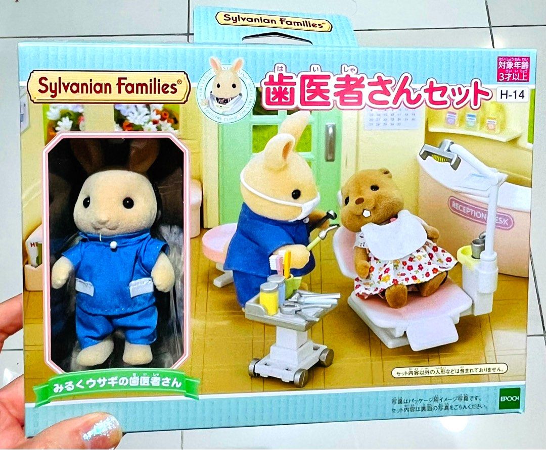 現貨🐰🩺 日本🇯🇵正版 森林家族公仔 兔仔公仔 牙醫診所擺設套裝(連牙醫兔仔公仔) 娃娃屋公仔屋飾配件 模型玩具微景玩具 娃娃擺設飾物 聖誕禮物 百日宴 生日禮物 情人節禮物 畢業禮物 結婚禮物 SYLVANIAN FAMILIES MINI ANIMALS DOLL DENTAL CLINIC BOX SET CHRISTMAS BIRTHDAY WEDDING VALENTINES GIFT （分類：兒童玩具）位於 Hong Kong。 由 swroom 提交（商品編號 1410501114，圖片 1）。簡介： 💖$250 件 ( 全新未開封) 🎁節日銷情迅速請早訂購，售完即止‼️ 🛍更多卡通精品玩具FOLLOW US ： carousell.com/swroom 📥INBOX 購買請提供以下資料 ： ▫️ 款式及件數 ▫️付款方式 : PAYME / FPS / ALIPAYHK ▫️郵寄方式： 📦 SF順豐到付 ( 一般情況 2-3 工作天寄出 ) ❌ 不設面交