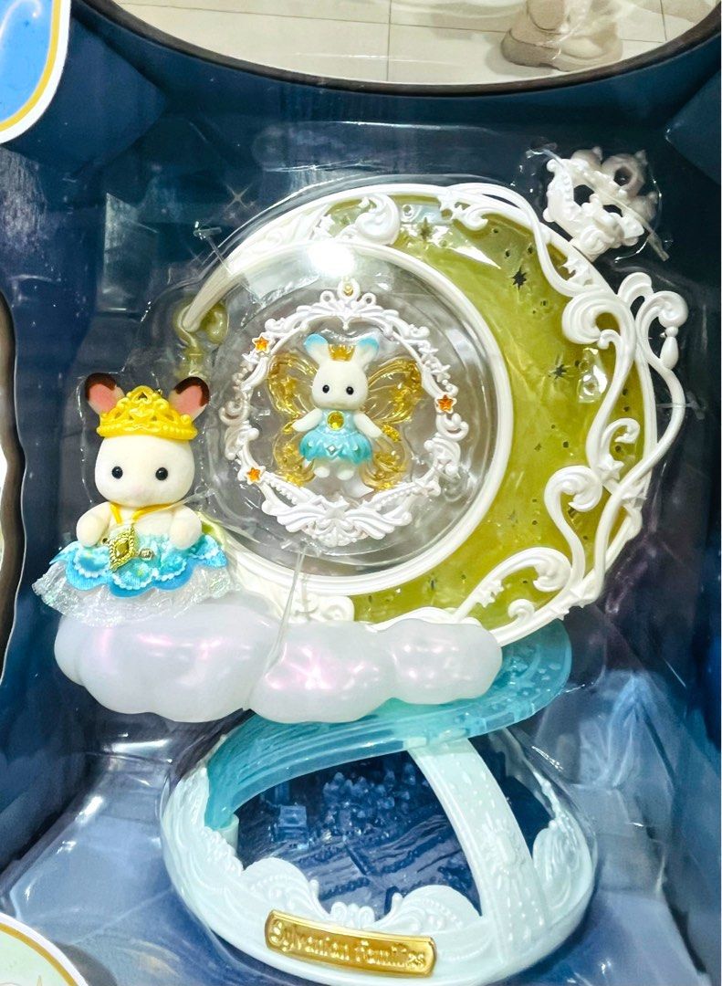 現貨🐰🌙日本🇯🇵正版 森林家族公仔 月亮仙子兔仔公主公仔擺設套裝 娃娃屋公仔屋飾配件 模型玩具微景玩具 娃娃擺設飾物 聖誕禮物 百日宴 生日禮物 情人節禮物 畢業禮物 結婚禮物 SYLVANIAN FAMILIES MINI ANIMALS RABBIT MOONLIGHT DOLL BOX SET CHRISTMAS BIRTHDAY WEDDING VALENTINES GIFT （分類：手辦雕像）位於 Hong Kong。 由 swroom 提交（商品編號 1410511795，圖片 1）。簡介： 💖$ 450 件 ( 全新未開封) 🎁節日銷情迅速請早訂購，售完即止‼️ 🛍更多卡通精品玩具FOLLOW US ： carousell.com/swroom 📥INBOX 購買請提供以下資料 ： ▫️ 款式及件數 ▫️付款方式 : PAYME / FPS / ALIPAYHK ▫️郵寄方式： 📦 SF順豐到付 ( 一般情況 2-3 工作天寄出 ) ❌ 不設面交 ****