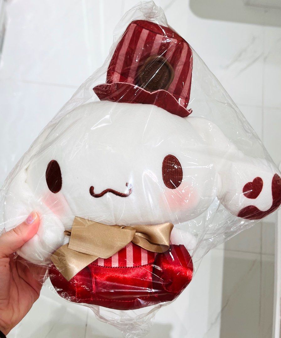 現貨💝🍫正版 SANRIO公仔 華麗甜蜜朱古力造形 肉桂狗公仔 玉桂狗毛公仔 日本公仔 求婚公仔 結婚公仔 賀年禮物 生日禮物 新年禮物 CINNAMONROLL SOFT DOLL TOY BIRTHDAY WEDDING ANNIVERSARY VALENTINES CHRISTMAS GIFT DOLL （分類：絨毛玩具）位於 Hong Kong。 由 swroom 提交（商品編號 1410494990，圖片 1）。簡介： 💖$488 隻 ( 全新未開封) 🎁節日銷情迅速請早訂購，售完即止‼️ 🛍更多卡通精品玩具FOLLOW US ： carousell.com/swroom 📥INBOX 購買請提供以下資料 ： ▫️ 款式及件數 ▫️付款方式 : PAYME / FPS / ALIPAYHK ▫️郵寄方式： 📦 SF順豐到付 ( 一般情況 2-3 工作天寄出 ) ❌ 不設面交 **** 確認全數付款後才留貨及安排寄出 *** ⚜️相關產品⚜️ 現貨🩵👘正版 SA