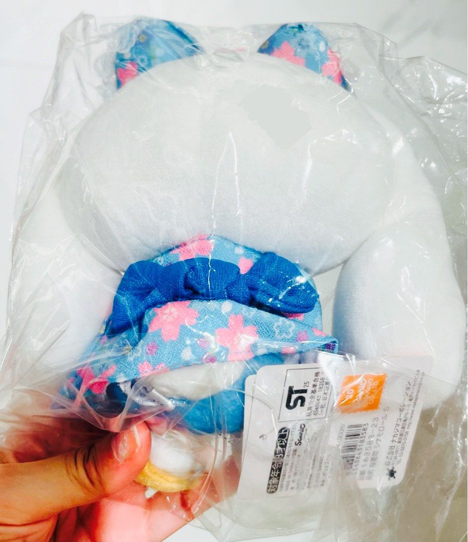 現貨🩵👘正版 SANRIO公仔 新年和服 肉桂狗公仔 玉桂狗毛公仔 和服公仔 日本公仔 賀年禮物 結婚公仔 求婚公仔 生日禮物 新年禮物 CINNAMONROLL SOFT DOLL TOY BIRTHDAY WEDDING VALENTINES GIFT DOLL （分類：飾物及配件）位於 Hong Kong。 由 swroom 提交（商品編號 1410493356，圖片 2）。簡介： 💖$488 隻 ( 全新未開封) 🎁節日銷情迅速請早訂購，售完即止‼️ 🛍更多卡通精品玩具FOLLOW US ： carousell.com/swroom 📥INBOX 購買請提供以下資料 ： ▫️ 款式及件數 ▫️付款方式 : PAYME / FPS / ALIPAYHK ▫️郵寄方式： 📦 SF順豐到付 ( 一般情況 2-3 工作天寄出 ) ❌ 不設面交 **** 確認全數付款後才留貨及安排寄出 *** ⚜️相關產品⚜️ 現貨💝🍫正版 SANRIO公仔 華麗甜蜜朱古力造形 肉桂狗公