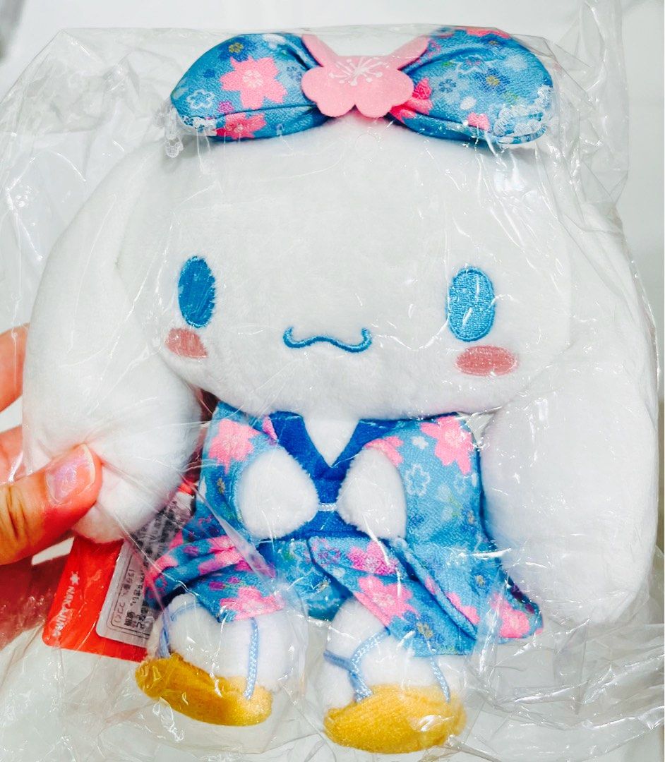 現貨🩵👘正版 SANRIO公仔 新年和服 肉桂狗公仔 玉桂狗毛公仔 和服公仔 日本公仔 賀年禮物 結婚公仔 求婚公仔 生日禮物 新年禮物 CINNAMONROLL SOFT DOLL TOY BIRTHDAY WEDDING VALENTINES GIFT DOLL （分類：飾物及配件）位於 Hong Kong。 由 swroom 提交（商品編號 1410493356，圖片 1）。簡介： 💖$488 隻 ( 全新未開封) 🎁節日銷情迅速請早訂購，售完即止‼️ 🛍更多卡通精品玩具FOLLOW US ： carousell.com/swroom 📥INBOX 購買請提供以下資料 ： ▫️ 款式及件數 ▫️付款方式 : PAYME / FPS / ALIPAYHK ▫️郵寄方式： 📦 SF順豐到付 ( 一般情況 2-3 工作天寄出 ) ❌ 不設面交 **** 確認全數付款後才留貨及安排寄出 *** ⚜️相關產品⚜️ 現貨💝🍫正版 SANRIO公仔 華麗甜蜜朱古力造形 肉桂狗公
