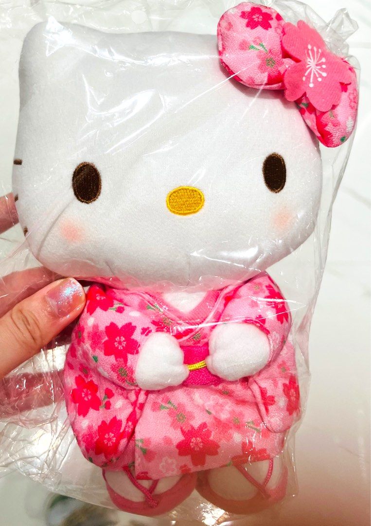 現貨💖👘正版 SANRIO公仔 新年和服 HELLO KITTY毛公仔 貓公仔 和服公仔 日本公仔 賀年禮物 生日禮物 結婚公仔 求婚公仔 新年禮物 SOFT DOLL TOY BIRTHDAY WEDDING ANNIVERSARY VALENTINES GIFT DOLL （分類：絨毛玩具）位於 Hong Kong。 由 swroom 提交（商品編號 1410488038，圖片 1）。簡介： 💖$388 隻 ( 全新未開封) 🎁節日銷情迅速請早訂購，售完即止‼️ 🛍更多卡通精品玩具FOLLOW US ： carousell.com/swroom 📥INBOX 購買請提供以下資料 ： ▫️ 款式及件數 ▫️付款方式 : PAYME / FPS / ALIPAYHK ▫️郵寄方式： 📦 SF順豐到付 ( 一般情況 2-3 工作天寄出 ) ❌ 不設面交 **** 確認全數付款後才留貨及安排寄出 *** ⚜️相關產品⚜️ 現貨💜👘正版 SANRIO公仔 新年和服 KUROM