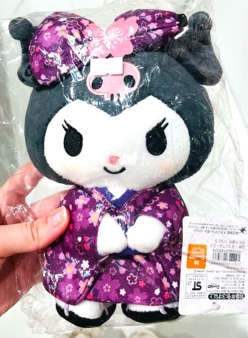現貨💜👘正版 SANRIO公仔 新年和服 KUROMI毛公仔 和服公仔 日本公仔 賀年禮物 結婚公仔 求婚公仔 生日禮物 新年禮物 SOFT DOLL TOY BIRTHDAY WEDDING ANNIVERSARY VALENTINES GIFT DOLL （分類：絨毛玩具）位於 Hong Kong。 由 swroom 提交（商品編號 1410490134，圖片 1）。簡介： 💖$388 隻 ( 全新未開封) 🎁節日銷情迅速請早訂購，售完即止‼️ 🛍更多卡通精品玩具FOLLOW US ： carousell.com/swroom 📥INBOX 購買請提供以下資料 ： ▫️ 款式及件數 ▫️付款方式 : PAYME / FPS / ALIPAYHK ▫️郵寄方式： 📦 SF順豐到付 ( 一般情況 2-3 工作天寄出 ) ❌ 不設面交 **** 確認全數付款後才留貨及安排寄出 *** ⚜️相關產品⚜️ 現貨💖👘正版 SANRIO公仔 新年和服 HELLO KITTY毛公仔