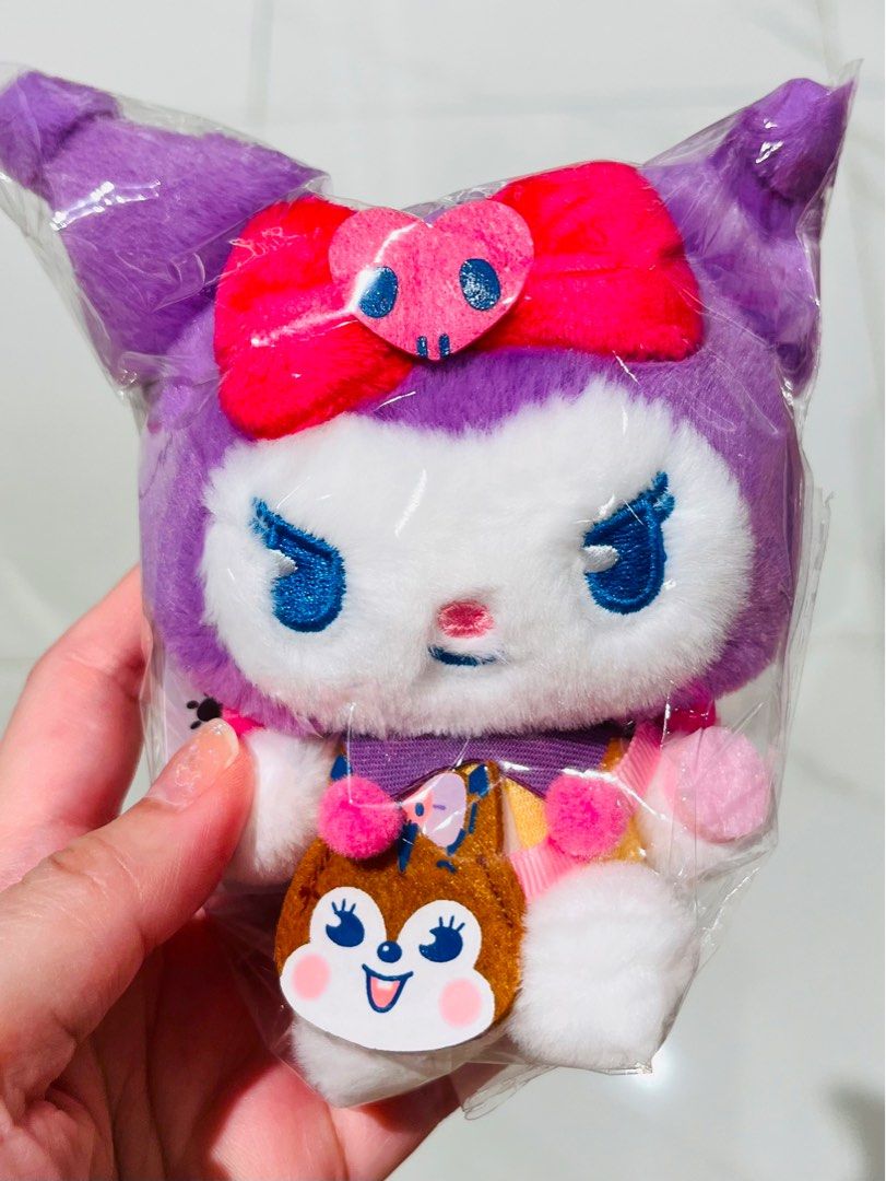 現貨💖正版 SANRIO公仔 KUROMI毛公仔 聖誕禮物 生日禮物 新年禮物 SOFT DOLL TOY BIRTHDAY CHRISTMAS VALENTINES GIFT DOLL （分類：絨毛玩具）位於 Hong Kong。 由 swroom 提交（商品編號 1410487162，圖片 1）。簡介： 💖$280 隻 ( 全新未開封) 🎁節日銷情迅速請早訂購，售完即止‼️ 🛍更多卡通精品玩具FOLLOW US ： carousell.com/swroom 📥INBOX 購買請提供以下資料 ： ▫️ 款式及件數 ▫️付款方式 : PAYME / FPS / ALIPAYHK ▫️郵寄方式： 📦 SF順豐到付 ( 一般情況 2-3 工作天寄出 ) ❌ 不設面交 **** 確認全數付款後才留貨及安排寄出 *** ⚜️相關產品⚜️ 現貨💖正版 SANRIO公仔 HELLO KITTY毛公仔: https://carousell.app.link/gnr57I6mcZb 現貨�