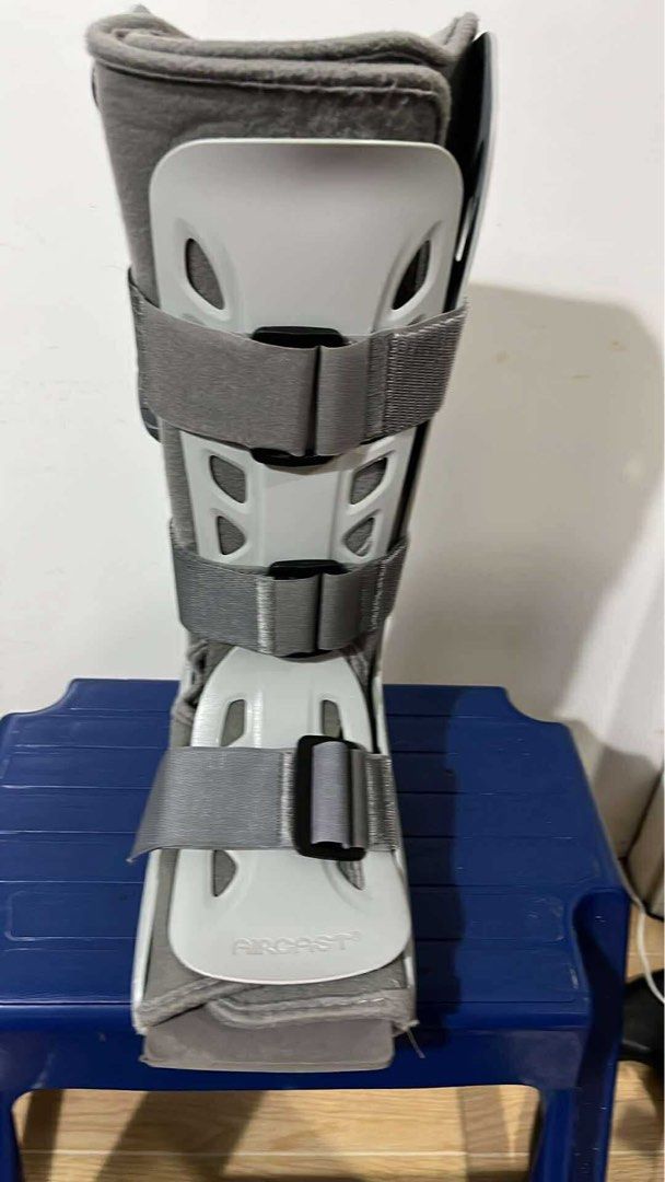 Aircast Airselect boot walker orthopedic breathable size Medium (Category: Braces, Support & Protection) located in Taguig. Submitted by sweetestasukal (Listing ID 1385243135, Image 3). Description: Aircast AirSelect Standard Walker Brace / Walking Boot standard size Medium Color gray 1 pc only SRP: 10,000 to 13,000 Php Link https://ninelife.ph/products/aircast-airselect-standard-walker-brace-walking-boot-medium Medium range: Men US 7.5-10 Women 