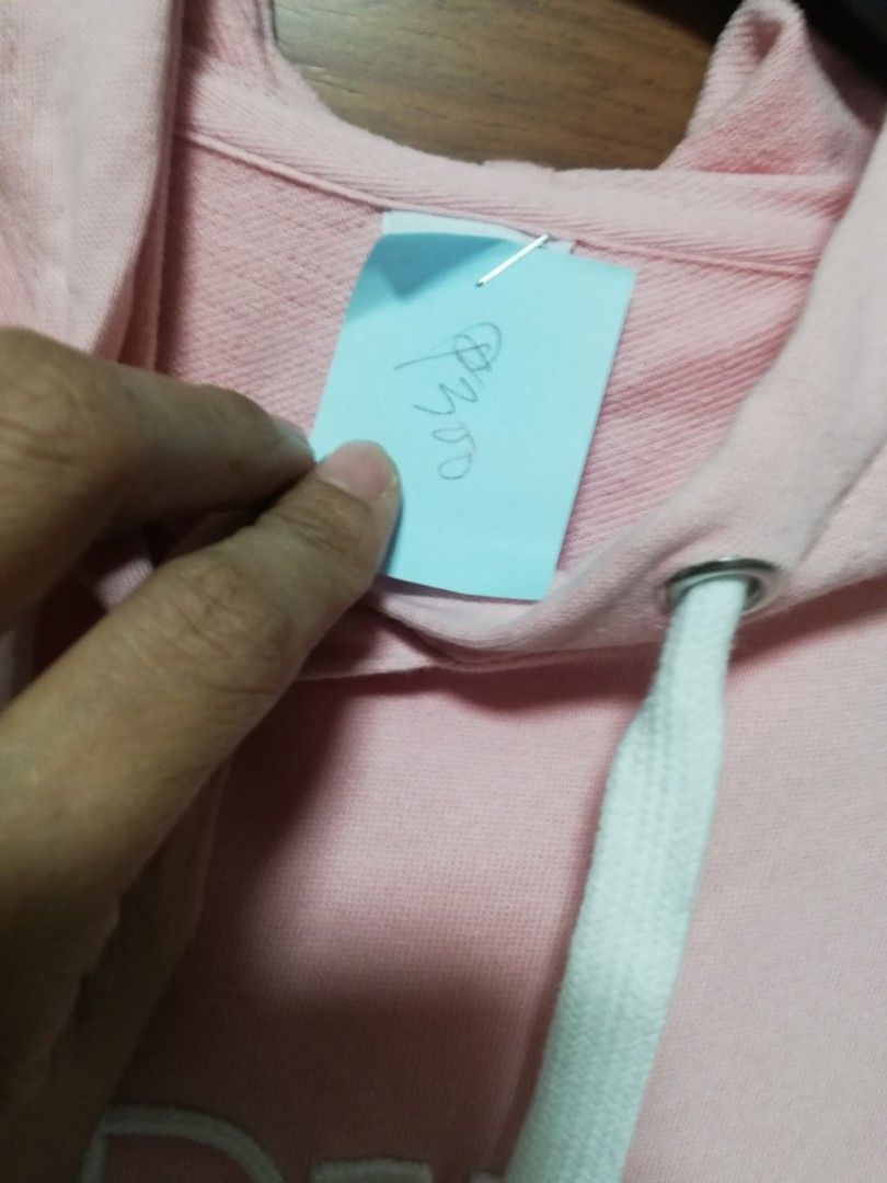 Bossini Everyday Hoodie - Size S (Category: Coats, Jackets and Outerwear) located in Malabon City. Submitted by ahn-ne (Listing ID 1410462078, Image 3). Description: - Pink Bossini hoodie - "EVERYDAY" print on front - Size S - Striped fabric detail at the bottom - Hood with white drawstrings .
