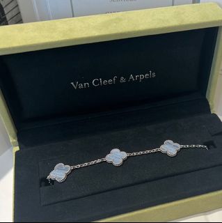 (Category: ) located in . Submitted by luxetreasuretrove (Listing ID 1410377507, Image 1). Description: .