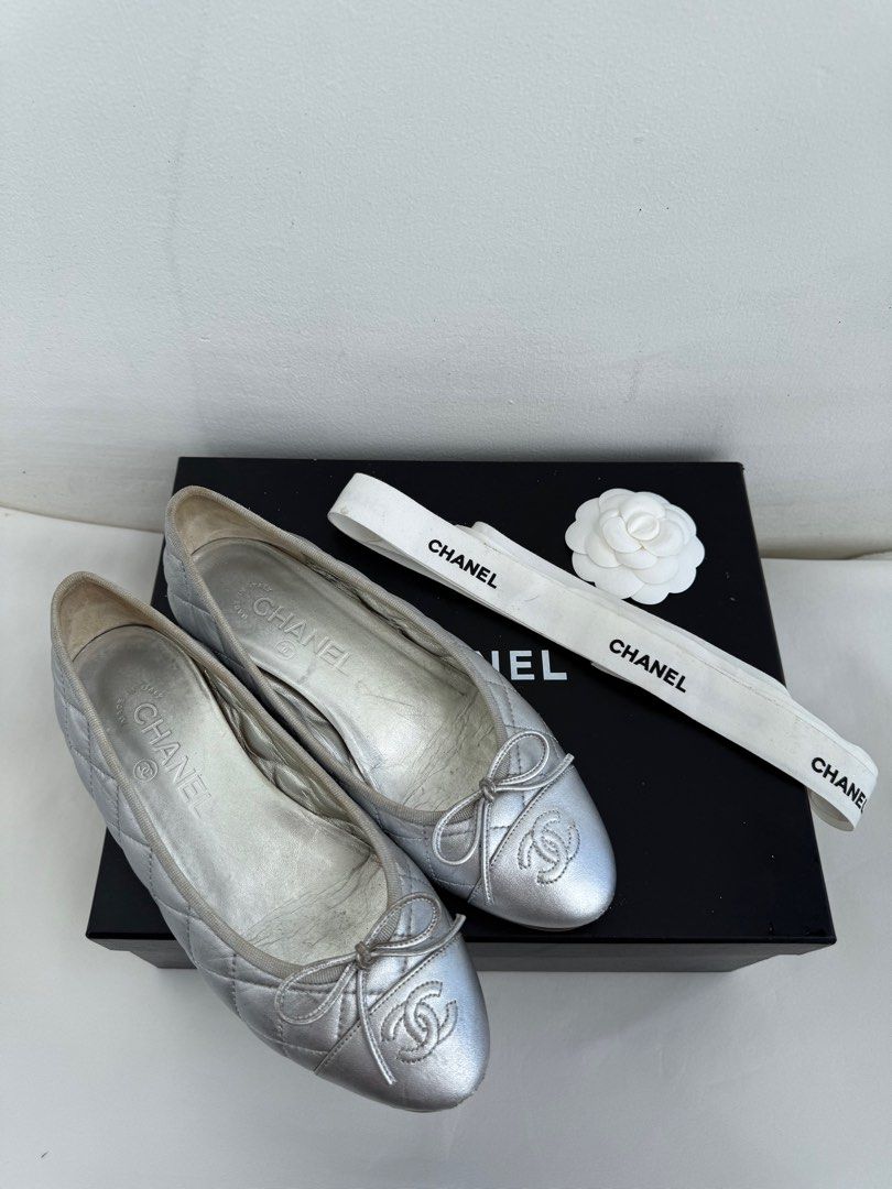 Chanel flats (Category: Flats & Sandals) located in Cebu City. Submitted by imrcemj (Listing ID 1410421567, Image 2). Description: 💯guaranteed authentic or your moneyback CHANEL ballet quilted flats size 36 1/2C fits wide with certificate of authenticity- ready no major issue. with sole protection .