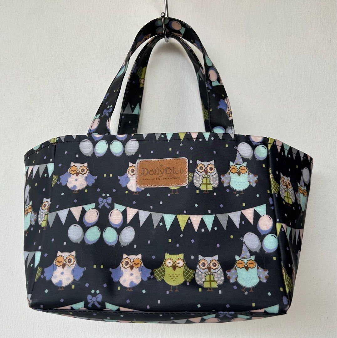 Seibu Railway x Kanahei's Small Animals limited-edition, reversible fabric drink carrier holder bag, Dollyclub Owl Large Capacity Oxford Student Office Worker Large Lunch Bag Box Oil, water proof drawstring extendable Cute Handheld Picnic Camping Outdoor (Category: Purses & Pouches) located in Singapore. Submitted by young.kelvin.7 (Listing ID 1359900871, Image 3). Description: Yellow carrier features a train graphic Height 13.5 Strap 13.5cm Widt