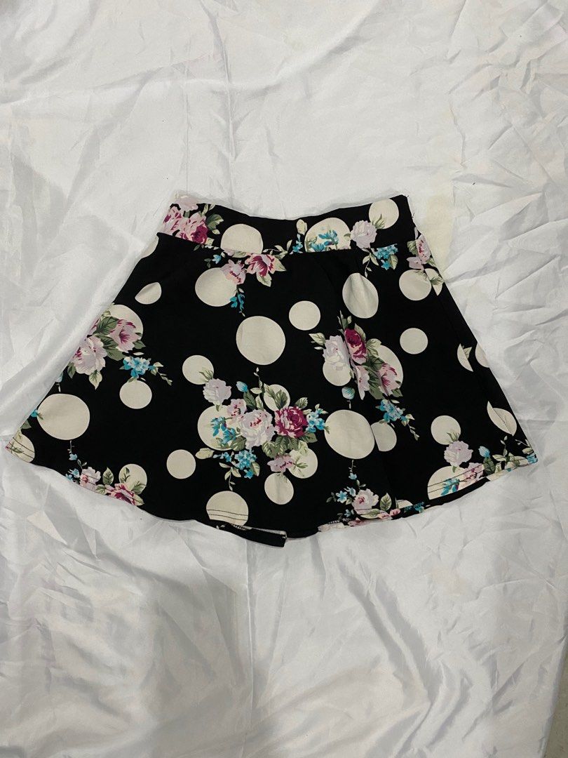 Floral Polka Dot Skirt (Category: Skirts) located in Rizal. Submitted by prlvdby.m (Listing ID 1410473262, Image 1). Description: .