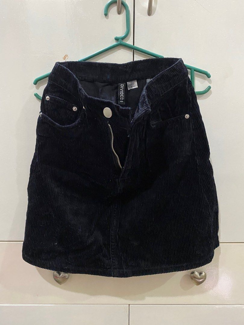 H&M Divided Corduroy Skirt (Category: Skirts) located in Manila. Submitted by piamarts (Listing ID 1410518699, Image 1). Description: .