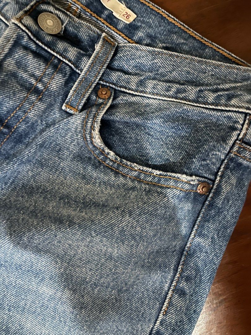Levi's Wedgie Straight Jeans (Category: Jeans) located in Makati City. Submitted by michi_ (Listing ID 1410461850, Image 3). Description: - Authentic Levi's Wedgie Straight jeans - Light blue wash - Size 26 waist - Classic five-pocket design - Straight leg fit Super cute and flattering!! Fits 24-26 .