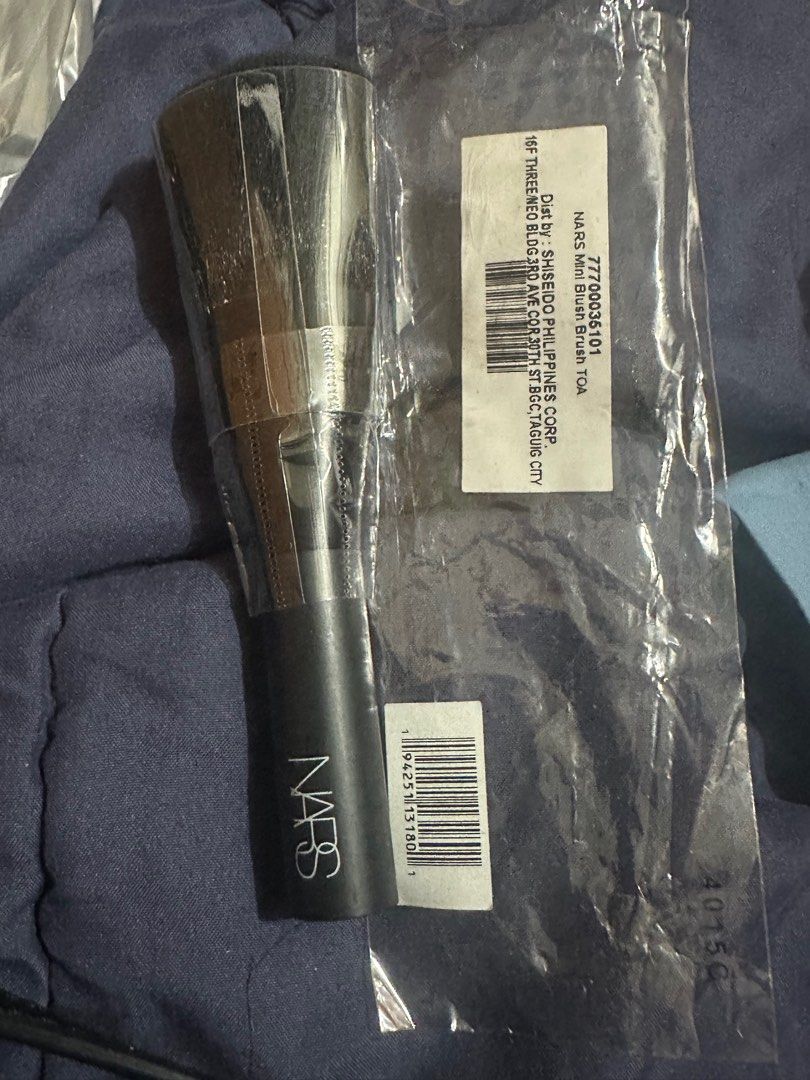 NARS Mini Brush with the original packaging (Category: Makeup) located in Manila. Submitted by usermyx (Listing ID 1407396734, Image 2). Description: - NARS Mini Brush - Black handle - Soft bristles - Ideal for travel and quick touch-ups ☁️ ORIGINAL!! .
